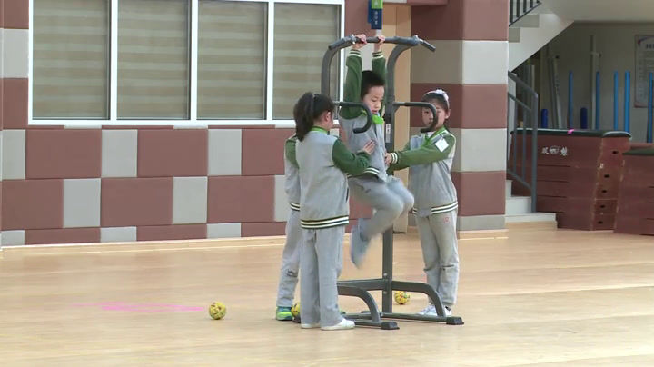 一二年级体育《身体活动-各种姿势悬垂》上海王老师-全国一等奖