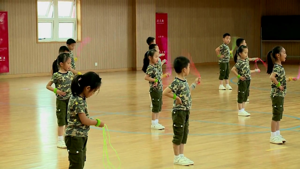 一二年级体育《民间体育-跳短绳》上海王老师-全国一等奖