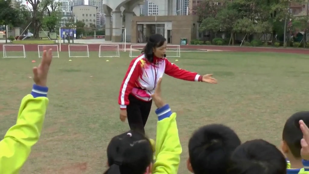 一二年级体育《小足球》广东潘老师-省一等奖