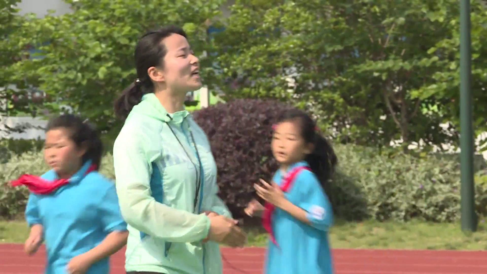 一二年级体育《身体活动-跑走交替、自然地形跑》上海刘老师-全国一等奖