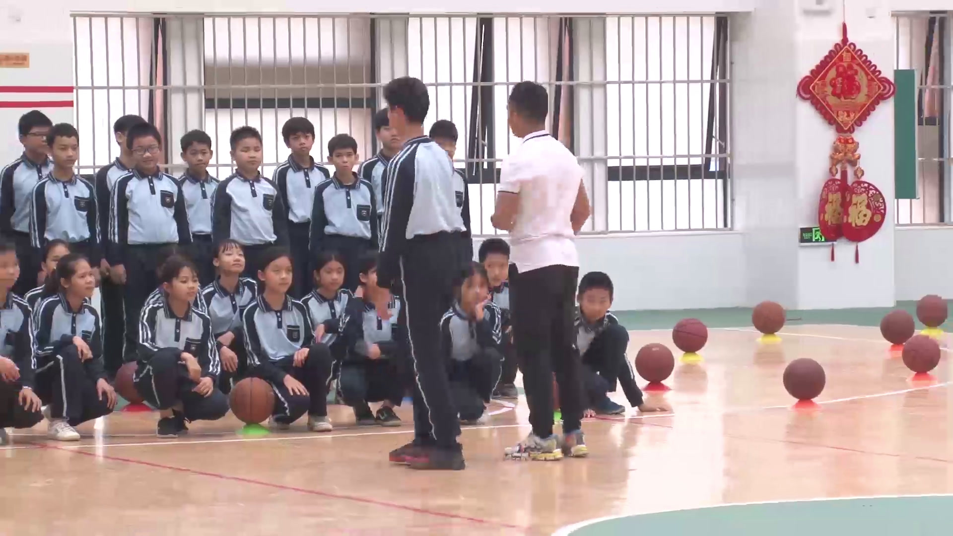  体育五六年级《小篮球活动》广西韦老师-省一等奖