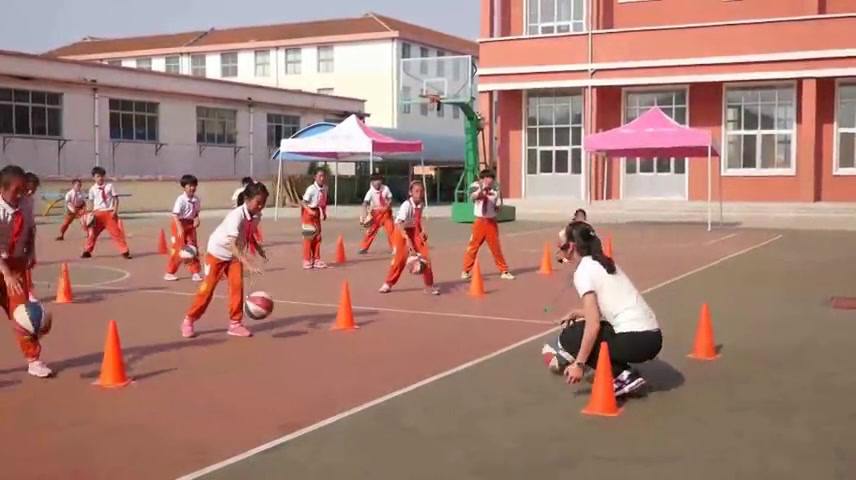 体育三四年级《小篮球活动》山东刘老师-全国一等奖