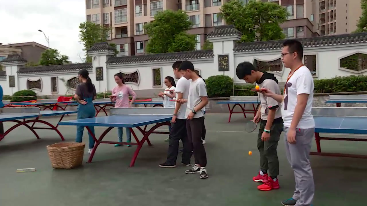 人教版高中体育《正、反手平击发球》重庆市张老师-县级优课